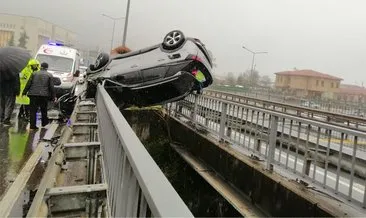 Otomobil takla atıp köprüde asılı kaldı: 1'i çocuk 2 yaralı #artvin