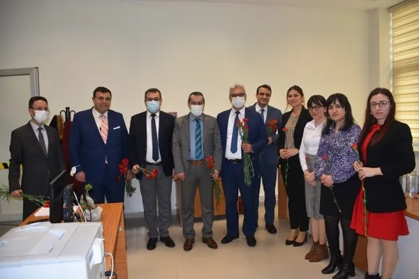 tek-tek-gezip-karanfil-verdiler-1646823391158.jpg