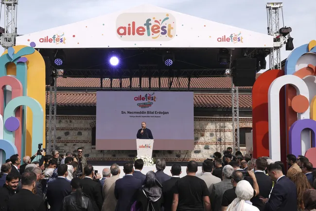 bilal-erdogan-ailefest-programinin-acilisinda-konustu-dogurganlik-hizini-yeniden-15a-2ye-tasiyabilen-ulke-olma-1790429011279.jpg