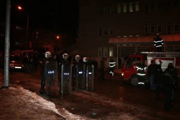 Tunçeli'de öğrenciler yurdu ateşe verdi