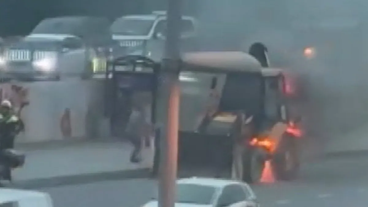 İstanbul Cevizlibağ'da iş makinesi alev alev yandı: Ekipler olay yerinde! İstanbul Cevizlibağ'da iş makinesi alev alev yandı: Ekipler olay yerinde!