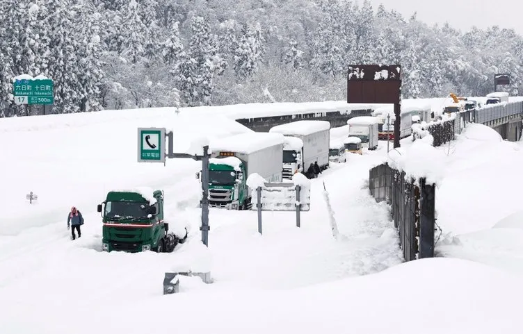 1000’den fazla araç 40 saat yolda kaldı! Kar fırtınası hayatı felç etti