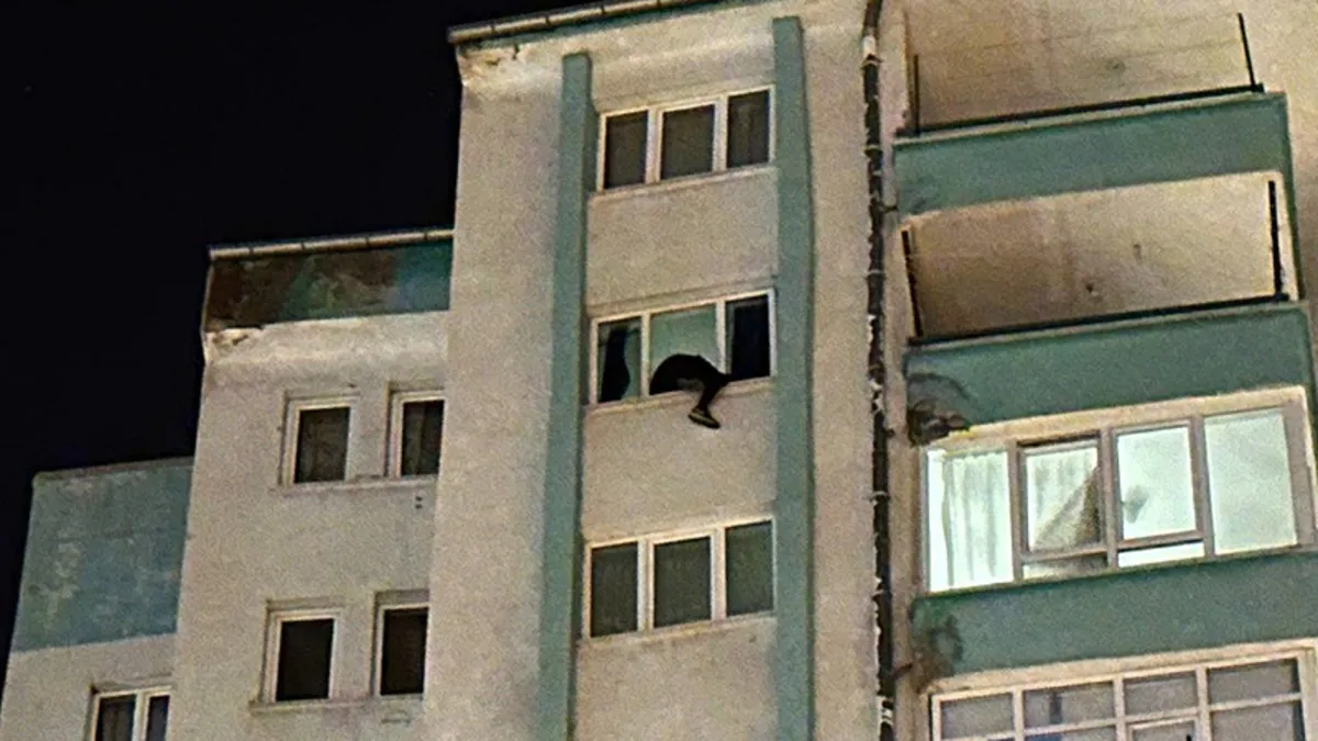 Kayseri’de bir şahıs 14. katın penceresine çıktı! Ekipler alarma geçti… Kayseri’de bir şahıs 14. katın penceresine çıktı! Ekipler alarma geçti…