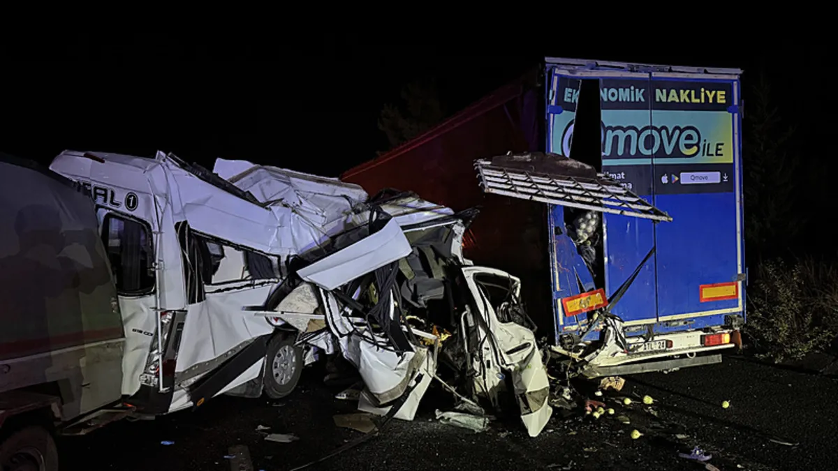 Tarım işçilerini taşıyan minibüs TIR’a arkadan çarptı: 3 ölü, 16 yaralı! Tarım işçilerini taşıyan minibüs TIR’a arkadan çarptı: 3 ölü, 16 yaralı!