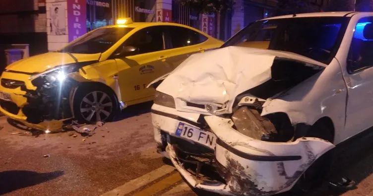 Kontrolden çıkan araç 2 ticari taksiye çarptı: 3 kişi yaralandı