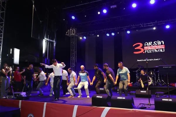 arsin-belediyesinin-duzenledigi-3-kultur-turizm-ve-sanat-festivaline-yogun-ilgi-1785083987636.jpg