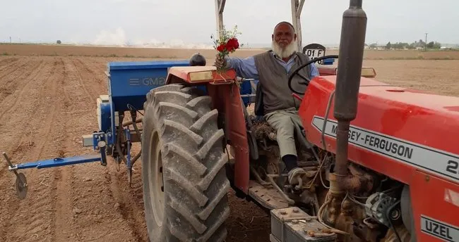 Şanlıurfalı çiftçi 1 Mayıs işçi bayramını tarlada doğal çiçeklerle kutladı