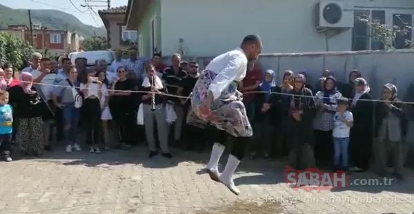 Boynuna öküz çanı takılan damat, el arabasıyla gezdirildi