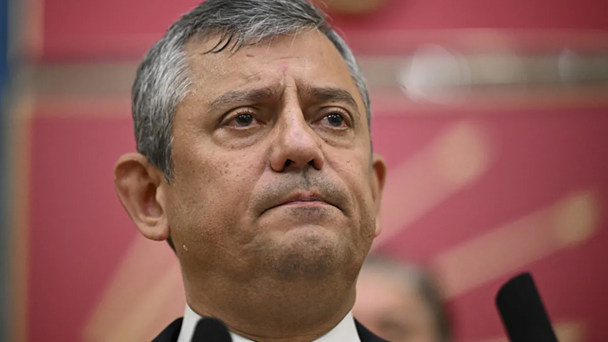 Özgür Özel'in Yeni Partisinin Kurucu Kadrosu Tartışma Yarattı: Rüşvet İddialarıyla Gündeme Gelen İsimler Listede