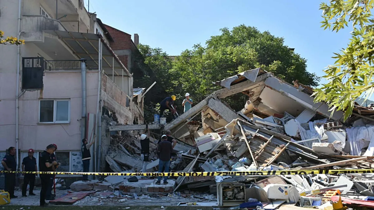 SON DAKİKA | Sındırgı'da depremde yıkılan binanın sahibi tutuklandı SON DAKİKA | Sındırgı'da depremde yıkılan binanın sahibi tutuklandı