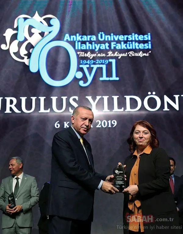 Ankara Üniversitesi İlahiyat Fakültesi'nin 70. kuruluş yıl dönümünde Başkan Erdoğan'a özel hediye