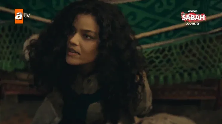 Kuruluş Osman'da heyecan dorukta! Selcan Hatun, Cornelia’ya suçlarını itiraf ettirip infaz etti! | Video