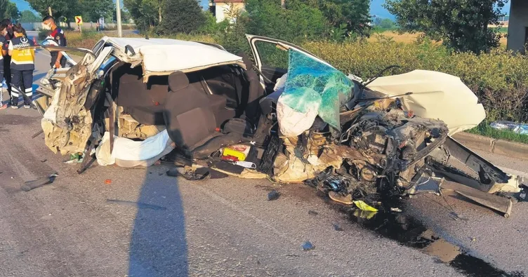 Hızla beton direğe çarptı 3 kişi öldü