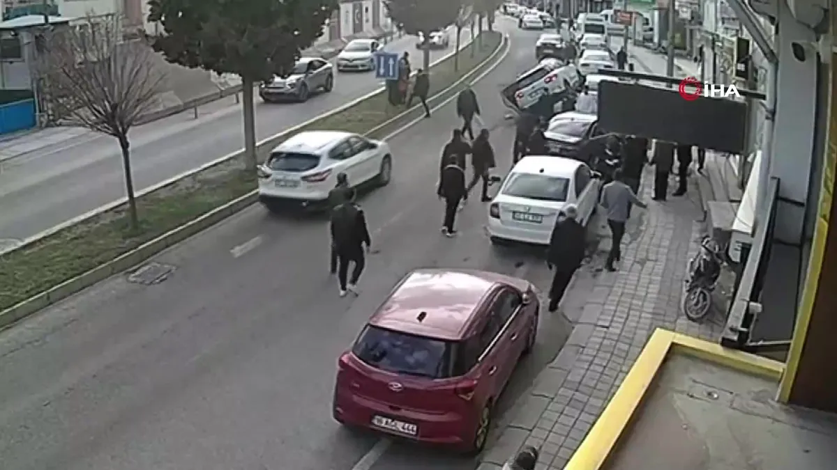 Mardin’de araç kadın öğretmene çarptı: Dehşet anları kamerada videosunu izle Mardin’de araç kadın öğretmene çarptı: Dehşet anları kamerada videosunu izle