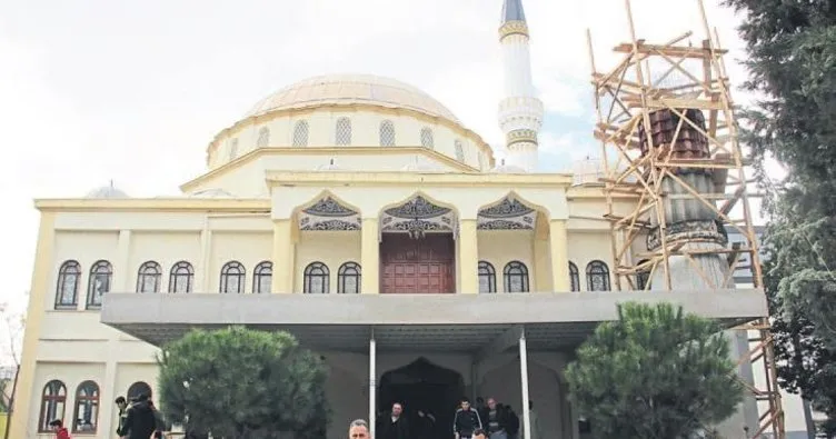 Yamanlar Koleji’ndeki camiye minare dikildi