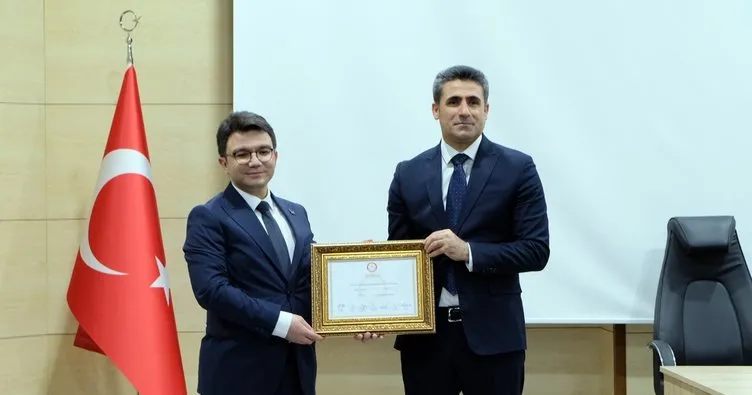 Bingöl Belediye Başkanı Erdal Arıkan mazbatasını aldı