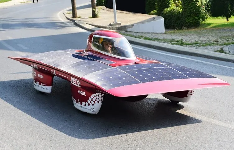 Güneş enerjisiyle çalışan otomobil