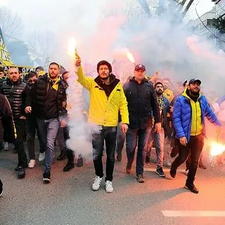 Fenerbahçeli taraftarlardan TFF'ye protesto