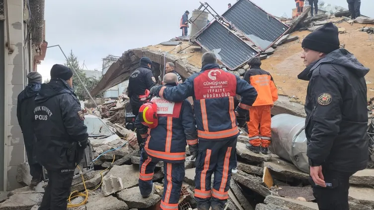 SON DAKİKA: Deprem sonrası mucize kurtuluşlar! Gözyaşları sel olup aktı!