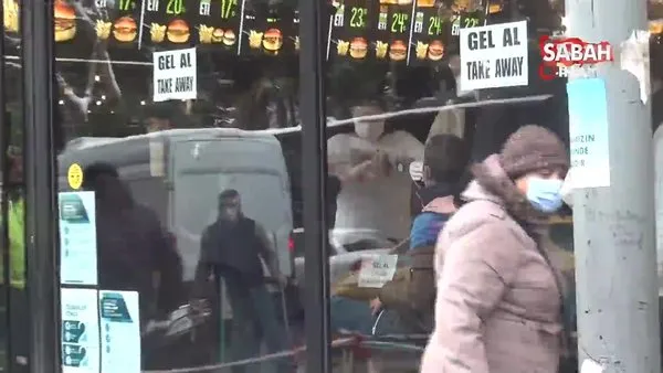 İstanbul’un göbeğinde akılalmaz olay: Turistin başına buz kütlesi düştü | Video