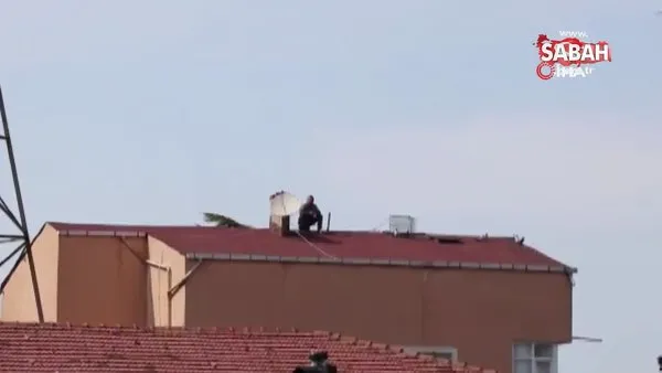 İstanbul'da hava almak için çatıya çıkan vatandaşa polis şoku | Video