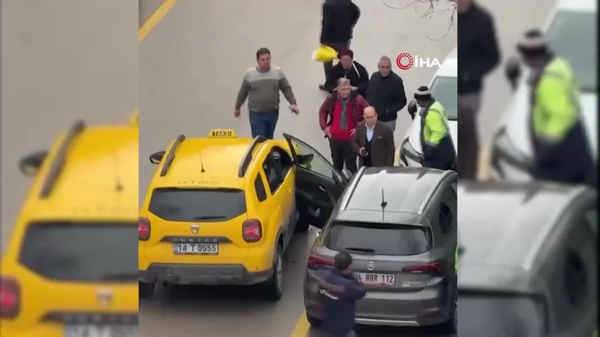 Park halindeki aracın açılan kapısına taksi çarptı | Video videosunu izle Park halindeki aracın açılan kapısına taksi çarptı | Video videosunu izle