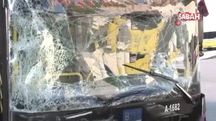 Küçükçekmece'de korkunç kaza! Belediye otobüsü ile dolmuş çarpıştı, 11 kişi yaralandı | Video