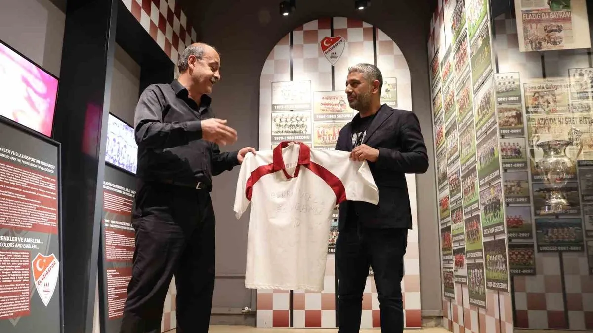 Elazığspor'un ilk kez Süper Lige çıktığı formayı, 23 yıl sonra müzeye bağışladı