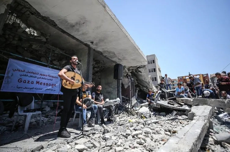 İsrail saldırısında yıkılan binanın enkazında sevgi ve barış şarkıları