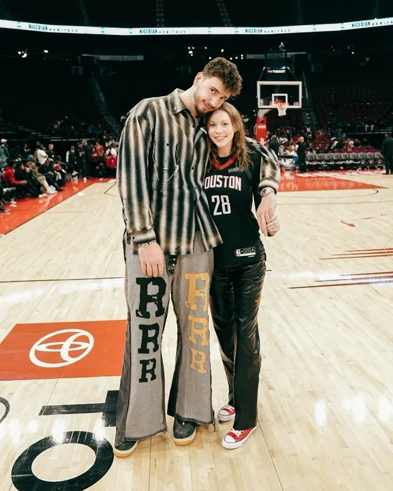 NBA All Star yıldızı Alperen Şengün’ün doğum günü sürprizi sevgilisi Hannah Cherry’nin ayaklarını yerden kesti!