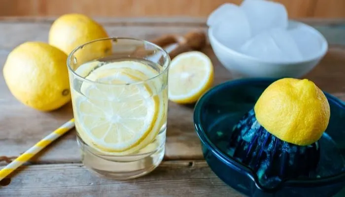 Limonlu su içmenin 12 faydası