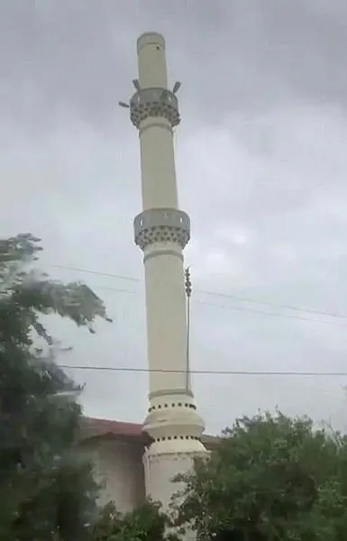 Meteoroloji 45 il için uyarmıştı: Ülke genelinde fırtına ve olumsuz hava etkili oldu... Çatılar uçtu minareler koptu!