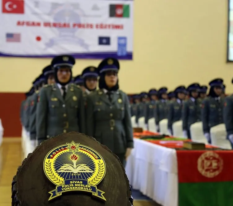 Sivas’ta Afgan kadın polisler mezun oldu