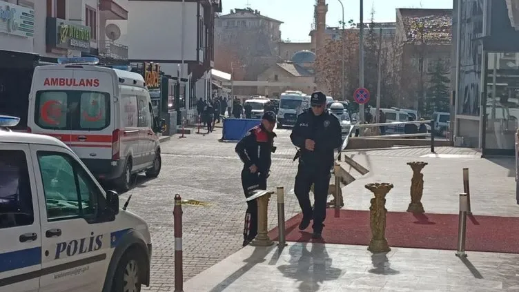 Kırşehir’de dehşet anları! Eşini kafenin önünde 10 kurşunla öldürüp intihar etti: Kameraya böyle yansıdı