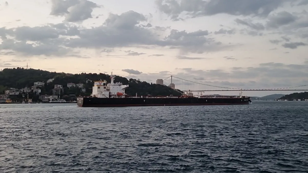 Arızalanan tanker sonrası kapanan boğaz, trafiğe açıldı!