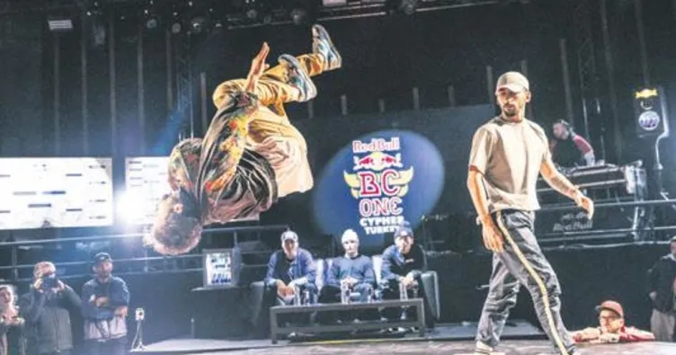 Dans pisti evlere kuruluyor