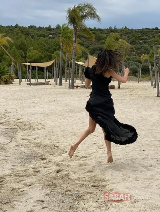 Yasemin Özilhan plaj stilini konuşturdu! Yasemin Özilhan derin yırtmaçlı siyah elbisesiyle sosyal medyayı salladı!