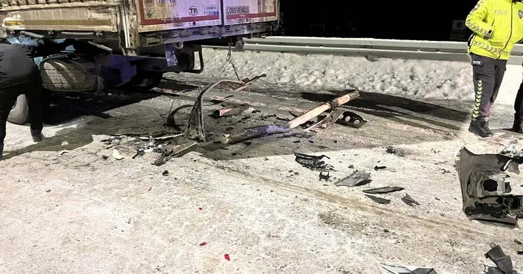 Kars’ta otomobil tıra çarptı! 1 yaralı