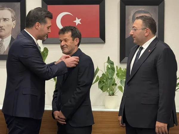 uskudar-belediyesinde-chpden-istifa-eden-elvan-dogan-ak-partiye-katildi-1789931315580.jpg