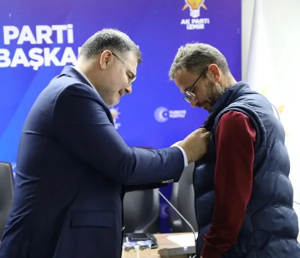 baskan-saygili-ak-partinin-iktidara-gelisinin-yildonumunde-rozetleri-takti-aralarinda-chpden-de-istifa-edip-ge-1762192223644.jpg