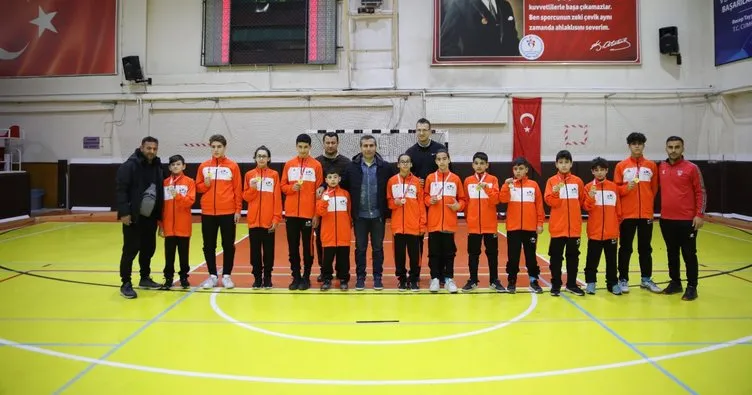 350 sporcunun katıldığı hokey grup müsabakaları sona erdi