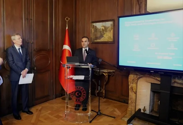 bakan-kacir-hit-30u-tanitti-turkiyeden-10-milyar-dolarlik-yapay-zeka-hamlesi-1781770724171.jpg