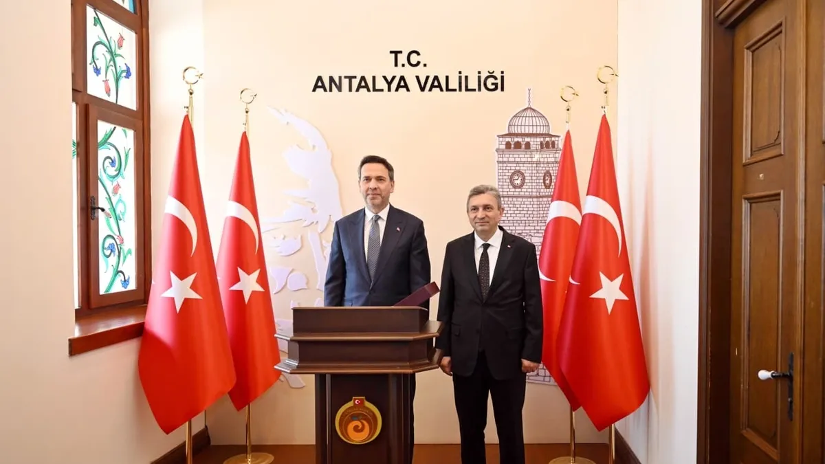 Bakan Bayraktar Antalya Valiliğini ziyaret etti Bakan Bayraktar Antalya Valiliğini ziyaret etti