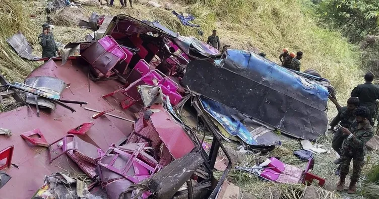 Sri Lanka’da korkunç kaza: Yolcu otobüsü uçuruma yuvarlandı