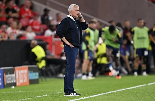 jose-mourinhodan-benfica-maci-sonrasi-carpici-sozler-avrupa-liginde-finale-kadar-gidebiliriz-1756332278271.jpeg
