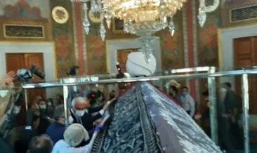 Kâbe Kuşağı dualarla Fatih Sultan Mehmet Türbesi’ne yerleştirildi