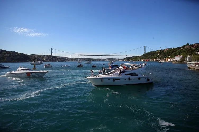 İstanbul Boğazı siyah beyaz! Beşiktaş şampiyonluğun tadını çıkarıyor...