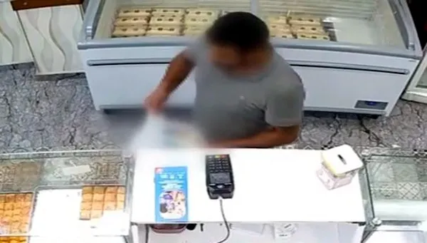 baklavacida-sadaka-kutusunu-calan-hirsiz-kameralara-yakalandi-1788873317412.jpg