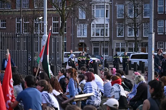 Hollanda’nın başkenti Amsterdam’da on binler Filistin için sokağa indi!