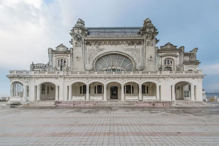 Romanya’nın en muhteşem binası terk edilmiş halde